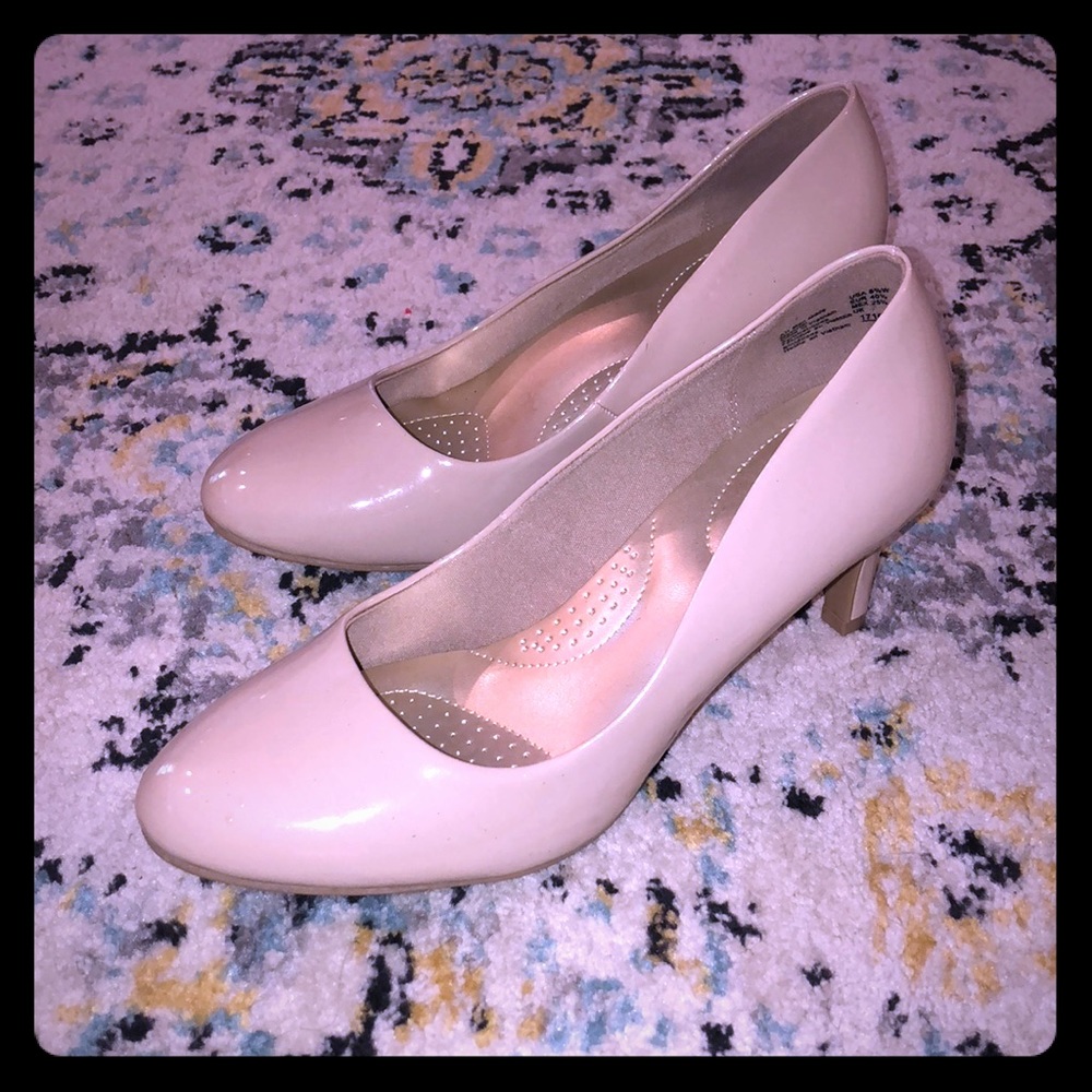 Patent Leather round toe heel, EUC sz 8.5 Wide